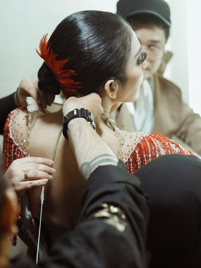 Waktunya sekitar tiga menit. Buka aksesori, ngerapiin rambut. Lalu pakai baju sekalian pasang lagi aksesorinya. Timnya banyak banget dan kerjanya juga cepat, cerita Anda. Anda menceritakan bahwa Syahrini menggunakan empat headpiece di konsernya.  Foto: Dok. Hairstylist Anda Arrusa