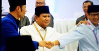 Prabowo Salami Kubu Jokowi saat Masuk ke Ruang Sidang KPU