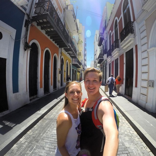 Di saat yang bersamaan, hindari pembayaran annual fee. Salah satu caranya adalah mengatakan kepada bank bahwa Anda ingin memutus kartu kredit. Namun jangan menolak kartu kredit dengan annual fee jika ada bonus pendaftarannya. Foto: Instagram @hannahandchad