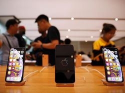 Senyum Merekah Para Pembeli iPhone Pertama Sejagat
