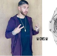 Sergio Ramos kerap tampil dengan sejumlah barang branded seperti Gucci dan Louis Vuitton. Dia pun memiliki banyak jam tangan mewah. Salah satu jam tangan bintang sepakbola Spanyol ini adalahh merek Hublot. Sergio Ramos pernah mengunggah foto di Instagram dengan memakai jam Hublot Big Bag Unico Sapphire seharga 43.600 poundsterling atau sekitar Rp 846 juta. (Foto: Instagram @celebwatchspotter)