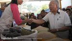 Menteri Perdagangan Enggartiasto Ternyata Sering Ke Pasar dan Doyan Keripik