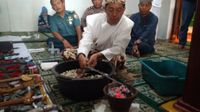 Begini Ritual Cuci Benda Pusaka Keraton Kaprabonan Cirebon