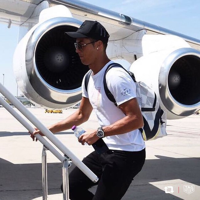 Selain jam tangan berhiaskan berlian dari Jacob & Co, Ronaldo juga memiliki jam tangan mewah dari Tag Heuer. Jam tangan seri Tag Heuer Carrera yang dipakai bintang Juventus ini hanya ada 250 pieces di dunia dan harganya US$ 20.200 atau sekitar Rp 229 juta. (Foto: Instagram)