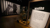 Pameran biografi Nelson Mandela ini merupakan upaya untuk memperkenalkan dan mengenang sosok Nelson Mandela sebagai seorang tokoh yang berjuang untuk memerdekakan bangsanya dari diskriminasi bangsa lain. Pameran ini pun diharapkan dapat melestarikan berbagai warisan Nelson Mandela kepada dunia. Darrian Traynor/Getty Images.