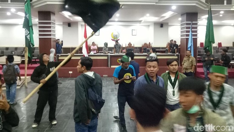 Minta Jokowi Pecat Menkeu, Mahasiswa Acak-acak Ruangan DPRD Sulsel Minta Jokowi Pecat Menkeu, Mahasiswa Acak-acak Ruangan DPRD Sulsel