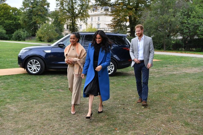Meghan Markle hadir di peluncuran bukunya ditemani Pangeran Harry dan sang ibu, Doria Ragland. Foto: Dok. Getty Images
