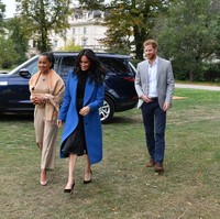 Meghan Markle hadir di peluncuran bukunya ditemani Pangeran Harry dan sang ibu, Doria Ragland. Foto: Dok. Getty Images