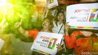 Relawan meneriakkan yel-yel nomor urut 1.