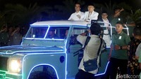 Pasangan Jokowi-Maruf tiba di KPU menggunakan mobil Land Rover hias.