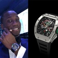 Didier Drogba yang populer ketika memperkuat klub sepakbola Chelsea pernah tertangkap kamera memakai jam tangan mewah dari Richard Mille. Jam tangan yang dipakai pemain asal Afrika ini harganya mencapai 125 ribu poundsterling atau sekitar Rp 2,4 miliar. (Foto: Instagram)