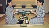 Bukan sedang liburan di Jepang, tapi Ezra dan teman sosialitanya, Dorothy Wang. Kompakan makan malam khas Jepang, setelah melakukan serangkaian spa. Foto: Instagram @ezrajwilliam