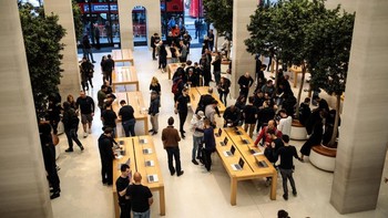 Fanboy Apple di Inggris pun langsung mengerumuni meja yang disediakan di mana gagdet baru Apple dipamerkan. Foto: Getty Images