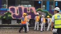 coretan tersebut merupakan grafiti di badan kereta nomor tiga di rangkaian kereta kedelapan (K1 1 18 45) MRT Jakarta. Foto: Dok. MRT Jakarta