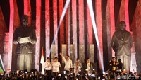 Pasangan Jokowi bersama Maruf Amin menyapa para pendukungnya.