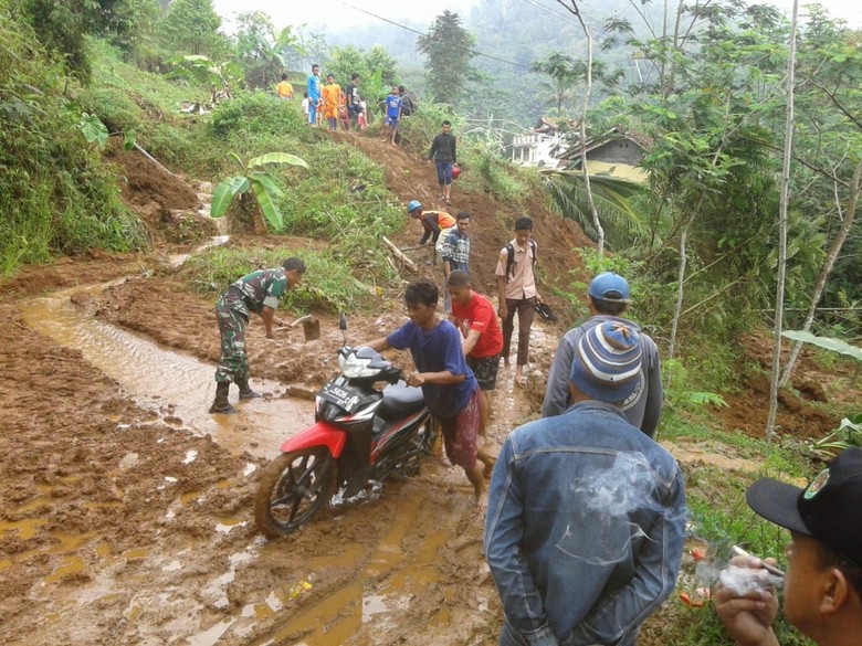 Longsor, Akses Jalan Penghubung 2 Kecamatan di Garut Lumpuh Longsor, Akses Jalan Penghubung 2 Kecamatan di Garut Lumpuh