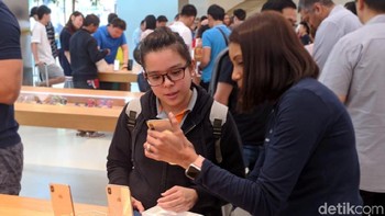 Fitur-fitur barunya pun mereka jelajahi. Foto: Adi Fida Rahman/detikinet