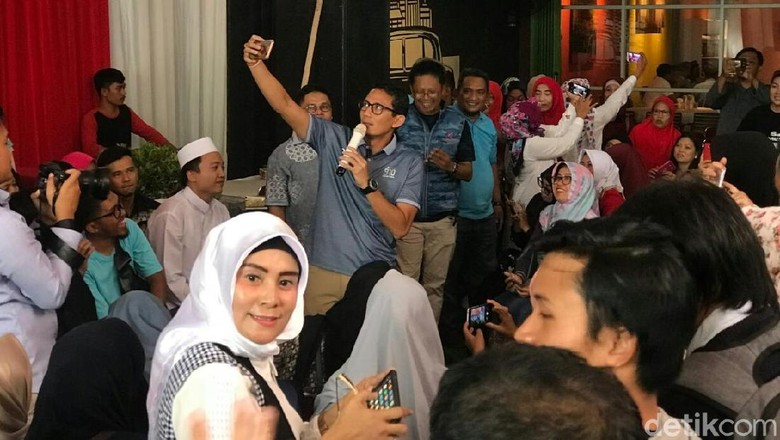 Sandiaga Beri Tutorial Selfie ke Warga Depok Sandiaga Beri Tutorial Selfie ke Warga Depok