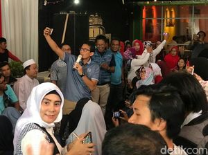 Sandiaga Beri Tutorial Selfie ke Warga Depok
