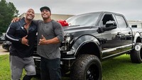 Beragam film dimainkan keduanya hingga The Rock memberikan hadiah kejutan berupa mobil yang mirip dengan miliknya. Dok. Instagram
