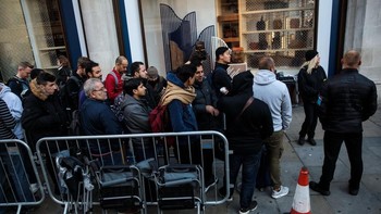Suasana antrean sebelum penjualan iPhone XS dan XS Max di Apple Store di Regent Street di kota London. Foto: Getty Images