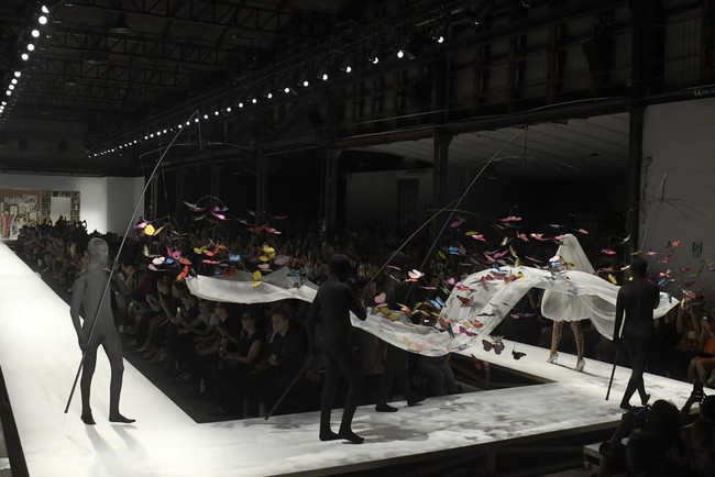 Kupu-kupu, simbol khas direktur kreatif Jeremy Scott, tampak membawa kerudung Gigi saat ia berjalan di runway, dengan bunga babys breath putih di tangan. Foto: Dok. Getty Images