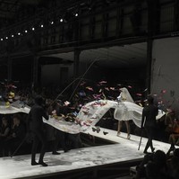 Kupu-kupu, simbol khas direktur kreatif Jeremy Scott, tampak membawa kerudung Gigi saat ia berjalan di runway, dengan bunga babys breath putih di tangan. Foto: Dok. Getty Images