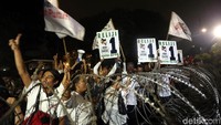 Pendukung Joko Widodo-Maruf Amin menyambut gembira hasil pengundian nomor urut Pilpres di depan gedung KPU, Jakarta, Jumat (21/9/2018).