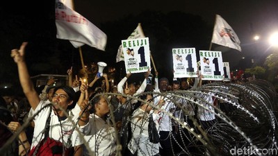 Kegembiraan Para Pendukung Saat Pamer Nomor Urut Pilpres di KPU