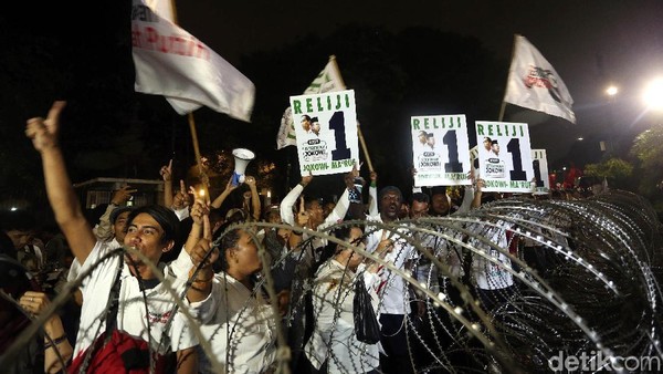 Kegembiraan Para Pendukung Saat Pamer Nomor Urut Pilpres di KPU