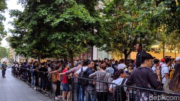 Semalam suntuk mereka menginap di depan Apple Store wilayah Orchard, Singapura, akhirnya penantian terbayar. iPhone idaman segera didapatkan. Foto: Adi Fida Rahman/detikinet