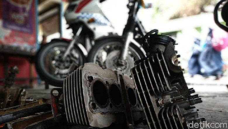 Motor gede polisi tengah diservis (Foto: Ridwan Arifin) Motor gede polisi tengah diservis (Foto: Ridwan Arifin)