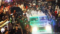 Mereka berdiri di mobil dengan bak terbuka itu. Keduanya juga melambaikan tangan menyapa ke para pendukungnya.
