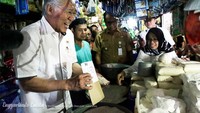 Pemilik nama lengkap Enggartiasto Lukita ini menjabat sebagai Menteri Perdagangan dalam Kabinet Kerja yang dipimpin Presiden Jokowi. Pekerjaannya saat ini otomatis membuat Enggartiasto jadi sering berkunjung ke pasar. Foto: instagram @enggartiastolukita