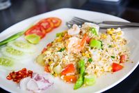 Mendung-mendung Enaknya Makan Nasgor Tom Yum yang Pedas Hangat