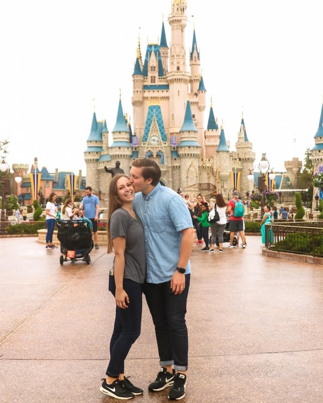 Beberapa penerbangan menawarkan program yang bisa menghemat biaya tiket pesawat. Karenanya cari dan manfaatkanlah. Lalu sebisa mungkin berusahalah berhemat di keseharian. David dan Hannah pun selalu merencanakan pembelian mereka agar keuntungan yang didapatkan dari kartu kredit lebih maksimal. Foto: Instagram @hannahandchad