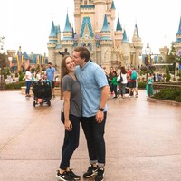 Beberapa penerbangan menawarkan program yang bisa menghemat biaya tiket pesawat. Karenanya cari dan manfaatkanlah. Lalu sebisa mungkin berusahalah berhemat di keseharian. David dan Hannah pun selalu merencanakan pembelian mereka agar keuntungan yang didapatkan dari kartu kredit lebih maksimal. Foto: Instagram @hannahandchad