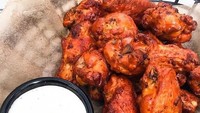 Kayaknya pedas ya chicken wing yang ini. Warnanya kemerahan karena bumbunya sudah menyerap. Dimakan bersama saus tartar yang creamy bikin hidangan ini pas buat camilan sore.