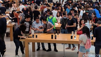Begitu dibuka, pengunjung pun langsung menyerbu mencoba iPhone XS dan XS Max. Foto: Adi Fida Rahman/detikinet