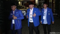Ketua Umum PAN Zulklifi Hasan juga menyusul menuju KPU.