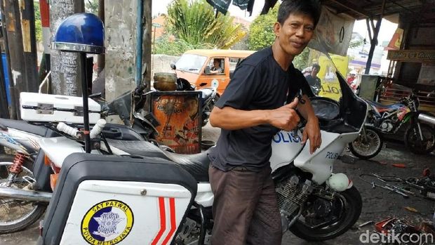 Ade dan moge yang sedang diservisnya