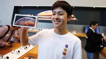 Jepang juga menjadi salah satu negara pertama yang menjual iPhone terbaru. Tampak di sini adalah pembeli pertama asal Negeri Sakura, yaitu Daiki Shimizu yang membeli iPhone XS Max. Foto: Reuters