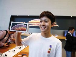 Senyum Merekah Para Pembeli iPhone Pertama Sejagat