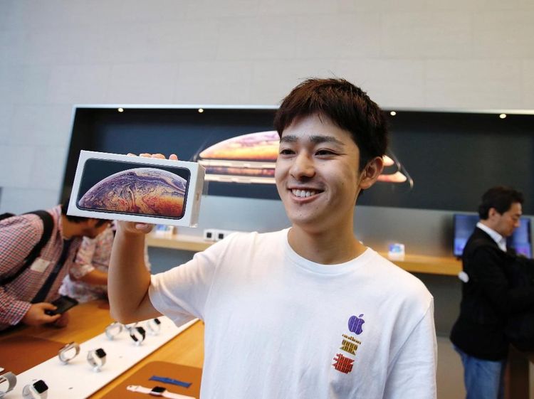 Senyum Merekah Para Pembeli iPhone Pertama Sejagat