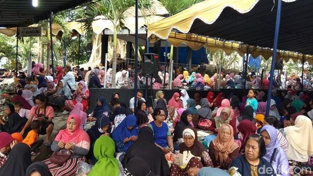 Warga di kompleks Makam Ki Mandung.