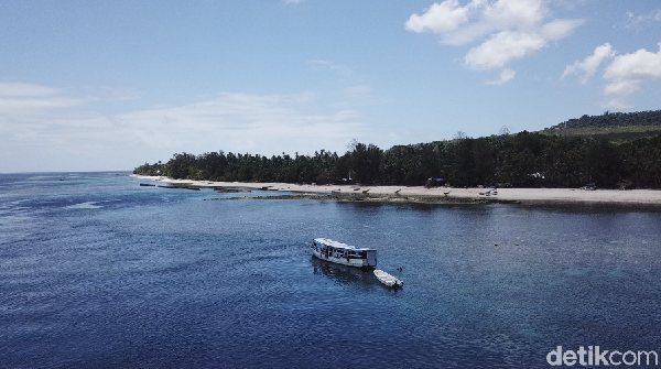 Wakatobi merupakan singkatan dari 4 nama pulau yakni Wangi-wangi, Kalidupa, Tomia, dan Binongko. Belum lagi, banyak pulau lainnya yang juga memiliki deretan pantai berpasir putih (Zaky Fauzi Azhar/detikTravel) Â Wakatobi merupakan singkatan dari 4 nama pulau yakni Wangi-wangi, Kalidupa, Tomia, dan Binongko. Belum lagi, banyak pulau lainnya yang juga memiliki deretan pantai berpasir putih (Zaky Fauzi Azhar/detikTravel) Â