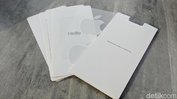 Seperti sebelumnya Apple memberikan buku petunjuk dan stiker. Foto: detikINET/Adi Fida Rahman