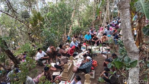 Warga di kompleks Makam Ki Mandung.