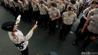 Penampakan ribuan personel Polri siap mengamankan pengundian nomor urut Capres di Jalan Imam Bonjol gedung Komisi Pemilihan Umum (KPU) Pusat.