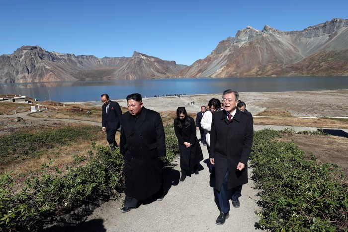 Momen Kebersamaan Presiden Korsel dan Presiden Korut di Gunung Paektu
